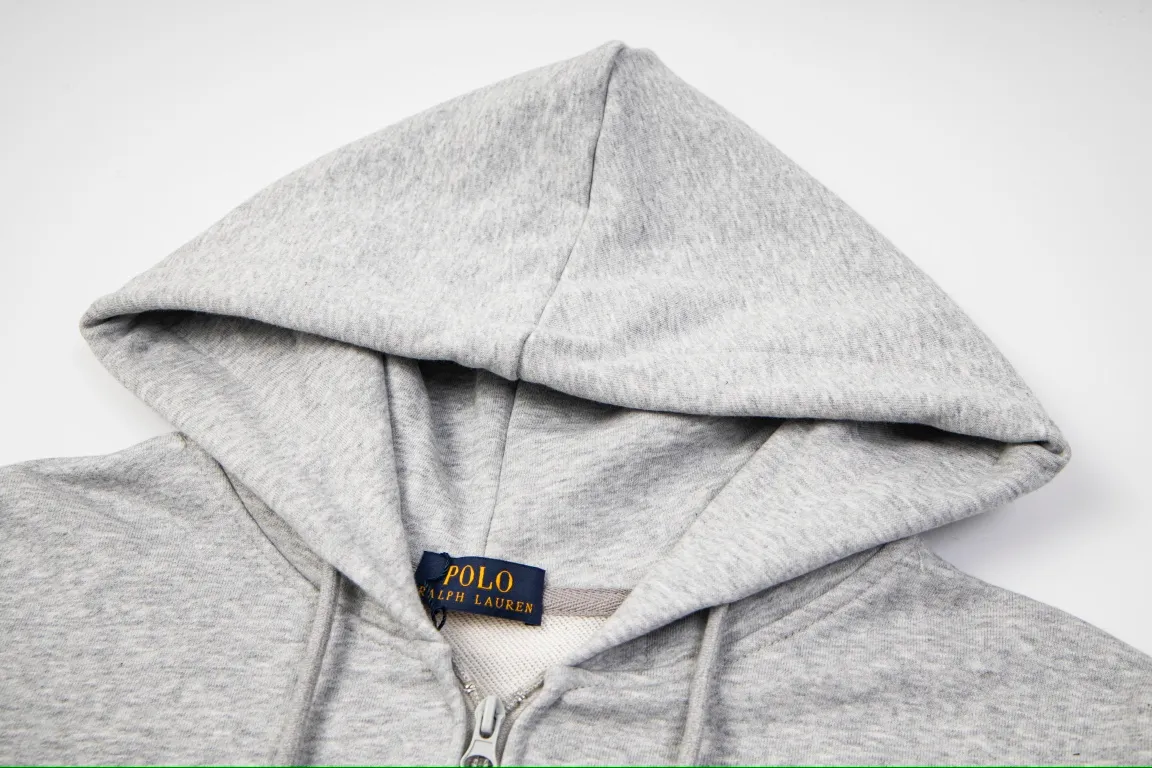 P240 Style No.: Y055 Ralph Lauren/Ralph Lauren pony embroidered zipper cardigan hooded sweatshirt. A one-of-a-kind sweatshirt for autumn and winter is here. You can wear it casually no matter how you wear it! ! This hooded sweatshirt is decorated with the simple style that represents Ralph Lauren and is paired with a pony embroidery pattern, which is three-dimensional and full! The solid color fabric paired with exquisite embroidery instantly sets it off! Hooded sports design, loose and casual fit! The overall texture is very strong! Through the pictures, we can feel the thickness and texture of custom-woven and dyed threads. The workmanship is exquisite. They are shipped from major foreign trade factories. They are all made by masters with many years of experience. Everything is of high standards and requirements! Simple and versatile model ~ Made of imported pique cotton fabric, which is super delicate and soft, close to the body without being tied. All fabrics and accessories are original custom-made and of high quality! Perfectly reflects the brand’s sense of superiority! Standard cut, comfortable stretch, unrestricted movement! Highly practical, high-end and classy! Versatile style ~ can be paired with jeans or jogging pants. Ideal for transitioning from your morning commute to weekend events! Tag, hanging particles, washed, packaging bag, full set of accessories, very good-looking, super exquisite workmanship, size: S-XL, color: navy, black, gray